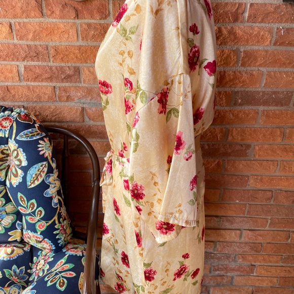 Alexandria Nicole • Medium • Floral • Gold/Red • Satin • Robe - Picture 13 of 15